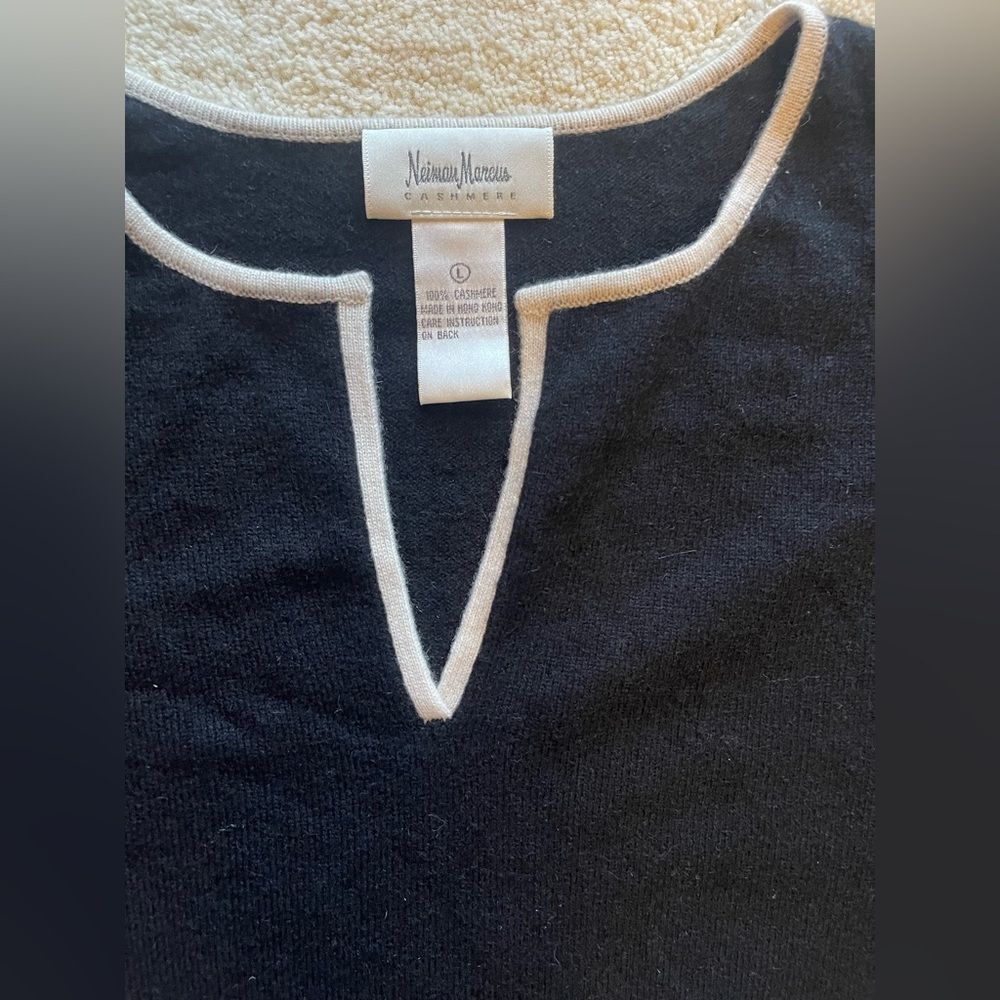 Neiman Marcus Black V-Neck Sweater - Picture 2 of 2